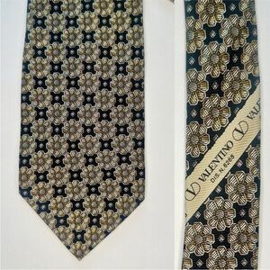 Vintage VALENTINO CRAVATTE Italian Silk 70’s Black Geometric Classic Tie, 4”